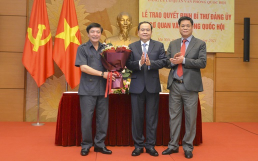 Trao Quyết định chỉ định Bí thư Đảng ủy cơ quan Văn phòng Quốc hội