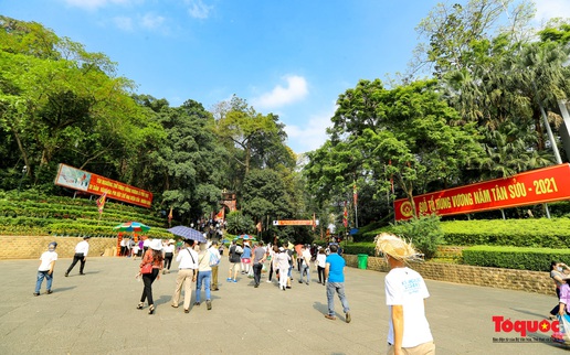 Người dân đổ về đền Hùng, công tác an ninh, phòng dịch được đảm bảo an toàn trước ngày Giỗ Tổ