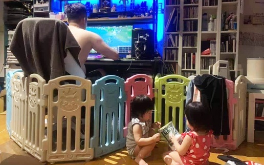 Nhờ chồng trông 2 con để đi nấu cơm, xong xuôi quay lại nhìn cảnh tượng mà "giận tím người"