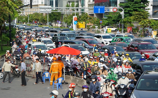 Kẹt xe khắp ngả đường ở TP.HCM trong ngày đầu cấm lưu thông trên cầu vượt Nguyễn Hữu Cảnh