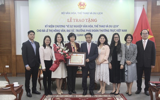 Trao Kỷ niệm chương Vì sự nghiệp văn hóa, thể thao và du lịch cho bà Lê Thị Hồng Vân