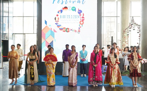 Trải nghiệm không gian lễ hội văn hóa đa sắc màu quốc tế