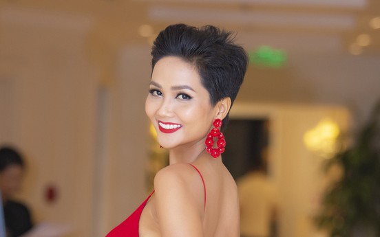 H’hen Niê xuất hiện đầy gợi cảm giữa trời thu Hà Nội