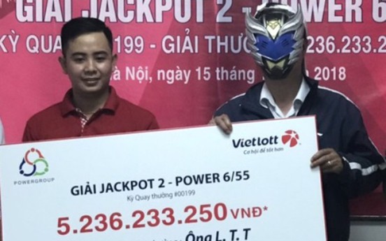 Một khách hàng Hà Nội sung sướng “ôm” 5,2 tỷ đồng lĩnh thưởng từ Vietlott