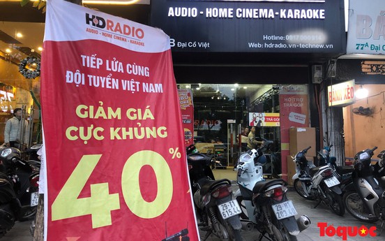 Hàng quán trang hoàng, "tung chiêu" câu khách trước thềm chung kết Việt Nam - Malaysia