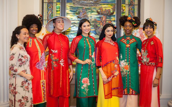 Ngọc Hân mang áo dài sang New York diễn cho kiều bào
