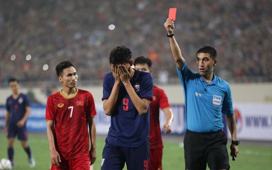 U23 Việt Nam 3-0 Thái Lan: Supachai nhận thẻ đỏ tước quyền thi đấu