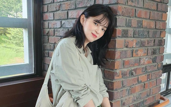 Liên tục có những cảnh nóng bỏng nhưng thời trang của Han So Hee trong phim lại "chuẩn gái nhà lành"