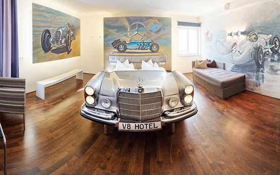 Khám phá V8 Hotel: Ngủ trên giường Mercedes-Benz, BMW, xung quanh toàn đồ cho hội "cuồng" xe