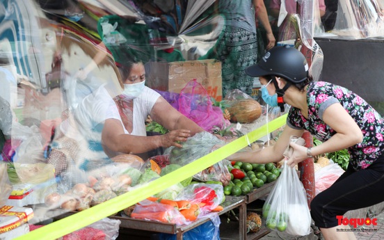 Hà Nội: Muôn kiểu đi chợ thời giãn cách xã hội