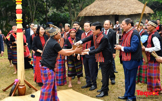 Chủ tịch nước Võ Văn Thưởng tham dự Lễ hội trỉa lúa của đồng bào dân tộc Bru-Vân Kiều