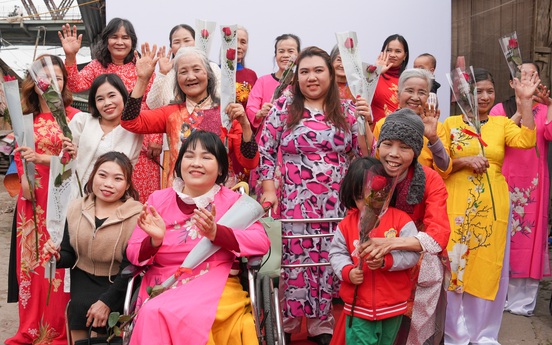"Ngày đẹp nhất" của những người phụ nữ nghèo xóm tạm Long Biên