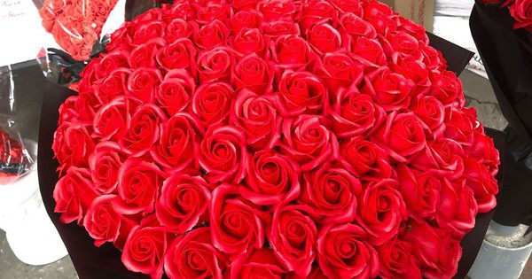 Ngày Valentine: Mãn nhãn với những món quà độc đáo kết từ hàng trăm đóa hồng Ngày Valentine: Mãn Nhãn Với Những Món Quà Độc Đáo Kết Từ Hàng Trăm Đóa Hồng