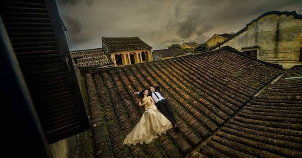 Bức ảnh chụp cặp đôi trên mái nhà cổ là một trong những ý tưởng chụp ảnh cưới độc đáo và ấn tượng nhất. Với không gian mở rộng và khung cảnh lãng mạn đẹp như tranh, chúng tôi sẽ giúp bạn có những bức hình đầy lãng mạn và độc đáo.