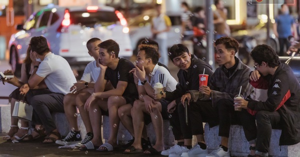 Chùm ảnh: Phố đi bộ Nguyễn Huệ vẫn đông kín người giữa những ngày tâm điểm dịch virus corona, một số người phớt lờ việc đeo khẩu trang phòng bệnh