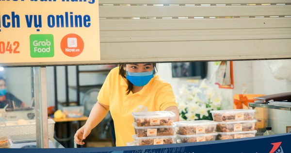 Những hàng ăn nổi tiếng Hà Nội gọi hàng qua khe cửa, chăng dây tạo vùng an toàn, bất cứ ai đặt hàng phải đeo khẩu trang đúng chuẩn