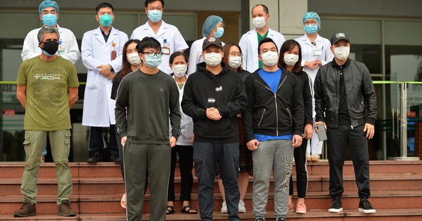 Ảnh: 11 bệnh nhân điều trị Covid-19 tại BV Nhiệt đới Trung ương khỏi bệnh, Việt Nam đã chữa trị khỏi 75 ca bệnh