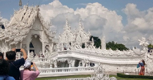 วัดที่ปกคลุมไปด้วยสีขาวในประเทศไทย อะไรดึงดูดนักท่องเที่ยวได้มากมายขนาดนี้?