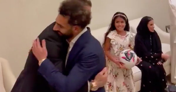 Ramos lại ôm Salah nhưng lần này không có nước mắt, chỉ toàn tiếng cười