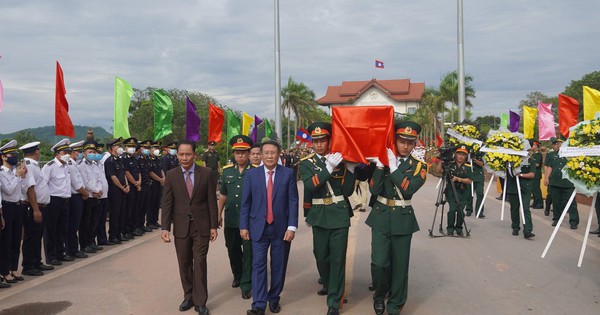 Đón nhận 12 hài cốt liệt sỹ là quân tình nguyện và chuyên gia Việt Nam hy sinh tại Lào