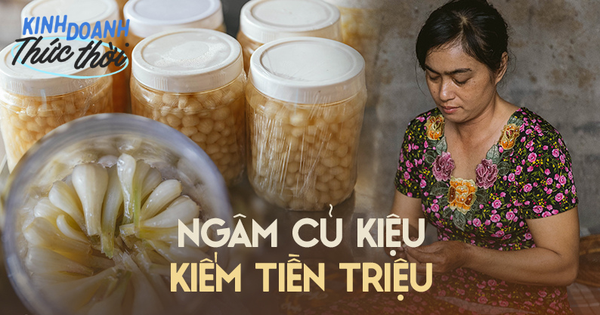 Các chị, các mẹ chọn ngâm củ kiệu bán tại nhà, tưởng đơn giản nhưng vẫn là việc kiếm ra tiền cho mùa Tết lẫn ngày thường