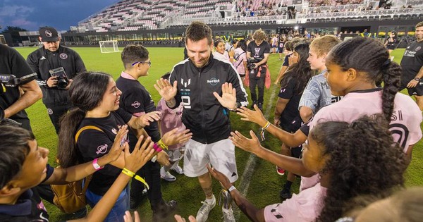 Siêu sao Messi gửi lời khuyên từ đáy lòng tới các em nhỏ: "Hãy nỗ lực hết mình để theo đuổi giấc"