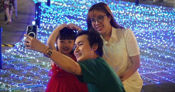 Hàng nghìn người dân TPHCM đổ về Bến Bạch Đằng check-in "công viên ánh sáng"