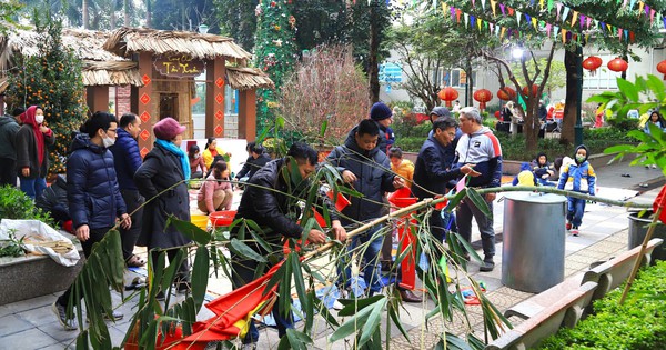 Chung cư ở Hà Nội dựng cây nêu đón Tết, gửi gắm ước vọng bình an và lưu giữ nét đẹp truyền thống cho con trẻ