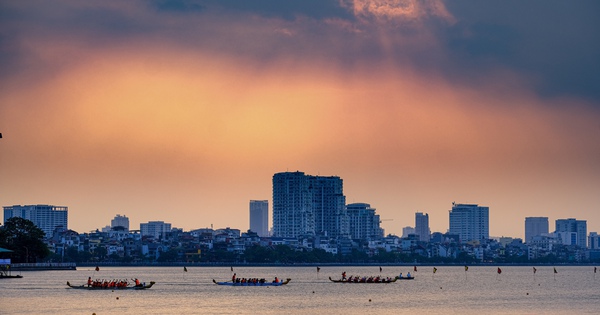 Người dân Thủ đô cổ vũ sôi động giải bơi chải thuyền rồng Hà Nội mở rộng năm 2024