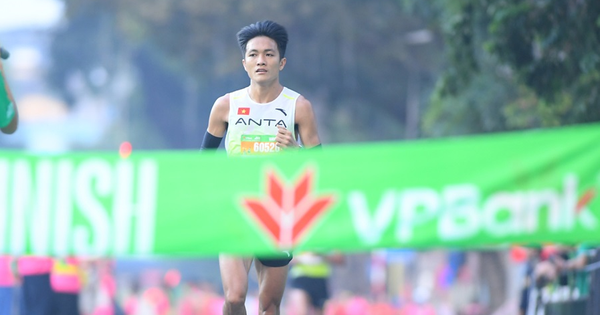 Á quân SEA Games 32 về nhất tại giải Marathon quốc tế Hà Nội 2024