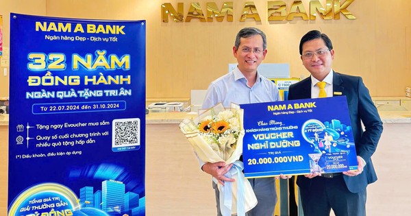 Nam A Bank trao giải đợt 1 chương trình "32 năm đồng hành - Ngàn quà tặng tri ân"