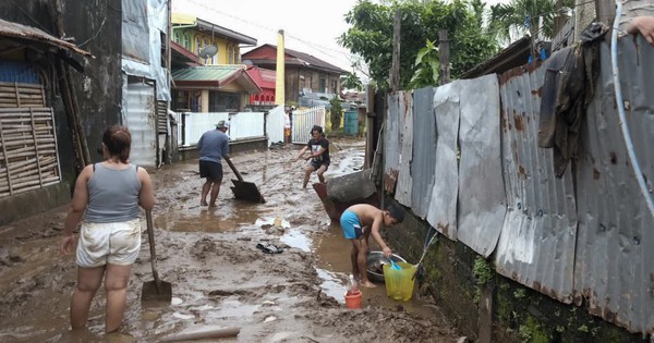 Philippines bị ngập lụt nặng trước khi bão Trami đổ bộ