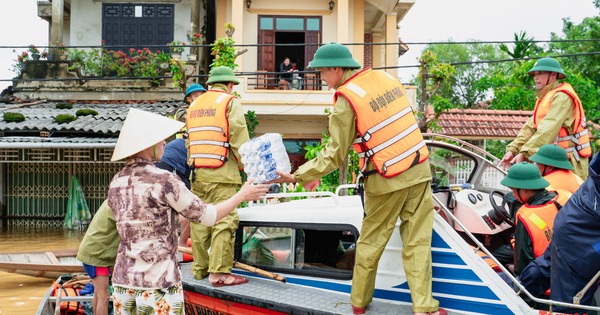 Hình ảnh cuộc sống của người dân Quảng Bình trong "tứ bề nước lũ"