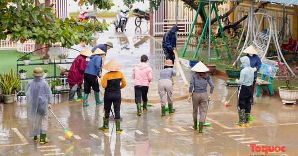 Quảng Bình: Trường học tổng lực dọn vệ sinh sau lũ