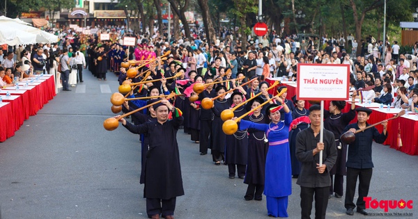 Hàng trăm nghệ nhân trình diễn hát Then, đàn Tính tại phố đi bộ hồ Hoàn Kiếm