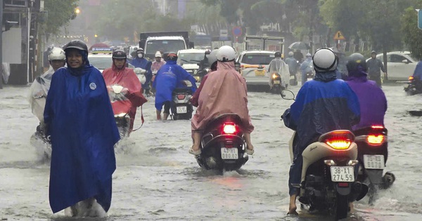 Người dân TP Huế chật vật trong ngày đầu tuần do mưa lớn, nhiều tuyến đường bị ngập