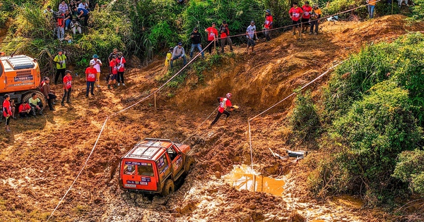 Mãn nhãn màn đua xe địa hình "lội lầy, vượt núi" ở Hà Nội