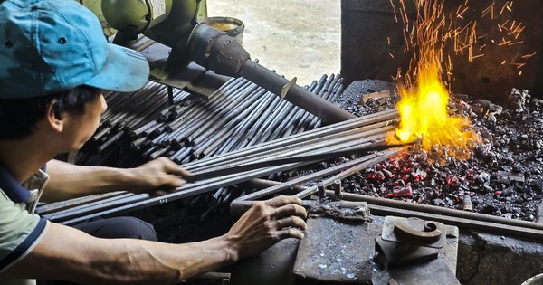 Ngày mới ở xóm nghề rèn Bao Vinh