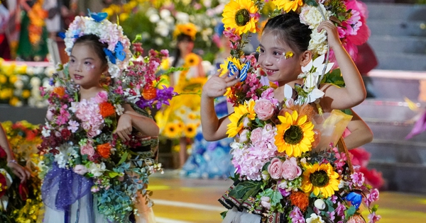 Hơn 400 người Đà Lạt diễu hành dịp Festival Hoa