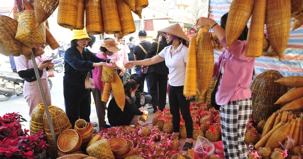 Hàng vạn người đổ về chợ Viềng Nam Định "mua may bán rủi" ngày đầu năm mới