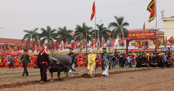 Tái hiện hình ảnh vua đi cày thể hiện tinh thần khuyến khích lao động