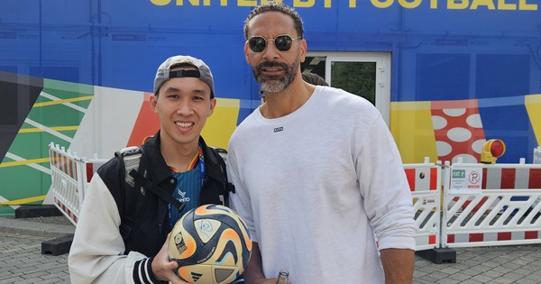 Huyền thoại MU Rio Ferdinand vỗ tay không ngớt trước màn biểu diễn của ...