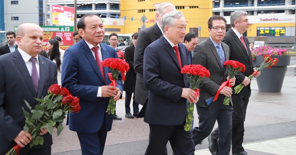 Lễ dâng hoa tưởng nhớ Chủ tịch Hồ Chí Minh tại Saint Petersburg, Liên bang Nga