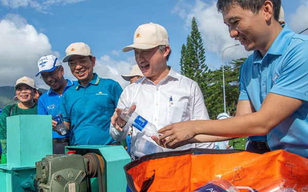 Vietnam Airlines tổ chức "Ngày hội Côn Đảo Xanh", chung tay vì đảo xanh, biển sạch