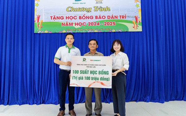 FE CREDIT trao tặng 100  suất học bổng cho học sinh khó khăn tại Bạc Liêu